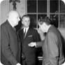 Auf dem Foto vom 1. April 1968 diskutiert das Mitglied des Zentralorgans der Kommunistischen Partei der Tschechoslowakei Vilém Nový (links) mit Ota Šik. (Quelle: ČTK, Foto: Jiří Rublič).