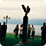 Das Denkmal wurde am 1. Juni 1997 feierlich enthüllt. Auf dem Foto ist die langjährige Vorsitzende des Klubs von Jan Palach und Jan Zajíc, Marie Nenadálová (im hellen Mantel), neben ihr an steht die Ärztin Madeleine Andrée Cuendet, die an der Entstehung des Denkmals stark beteiligt war. (Quelle: Archiv von Jana Sechserová)
