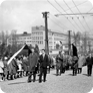 Pohřební průvod s rakví Evžena Plocka prochází Jihlavou. Zúčastnilo se jej několik tisíc lidí, 11. duben 1969 (Zdroj: ČTK, foto: František Nesvadba)