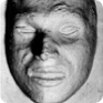 Посмертные маски Яна Палаха были созданы скульпторами Ольбрамoм Зоубекoм и Антонином Хромеком (справа). После вмешательства тайной полиции маски пришлось убрать из общественных мест (источник: Национальный музей, Архив органов безопасности)