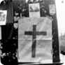 Avis annonçant la mort d'un garçon tué par les armées d’occupation, placé au pied de la statue de saint Venceslas. Jan Palach l’a pris en photo le 22 août 1968 (Photo : Jan Palach)