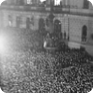 Скопление людей перед философским факультетом Карлова университета, 20 января 1969 г. (источник: Архив органов безопасности)