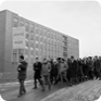 Studenti vycházejí z areálu kolejí v Brně-Husovicích, aby uctili památku Jana Palacha. Dne 21. ledna 1969 byly koleje pojmenovány po Janu Palachovi (Zdroj: ČTK, foto: Emil Bican)