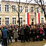 Inauguration d'une plaque commémorative à l’occasion du centième anniversaire de la naissance de Ryszard Siwiec à Dębice, où il fréquentait l’école primaire (Photo : Petr Blažek)
