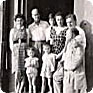La famille Siwiec devant sa maison : de gauche à droite, la fille aînée Innocenta, le fils cadet Mariusz, Ryszard Siwiec, le fils Adam, la fille Elżbieta, Maria Siwiec et les amis de la famille, Witold Lokuciwski et Mariusz Macieboch ; Przemyśl, juin 1961 (archive de la famille de Ryszard Siwiec)